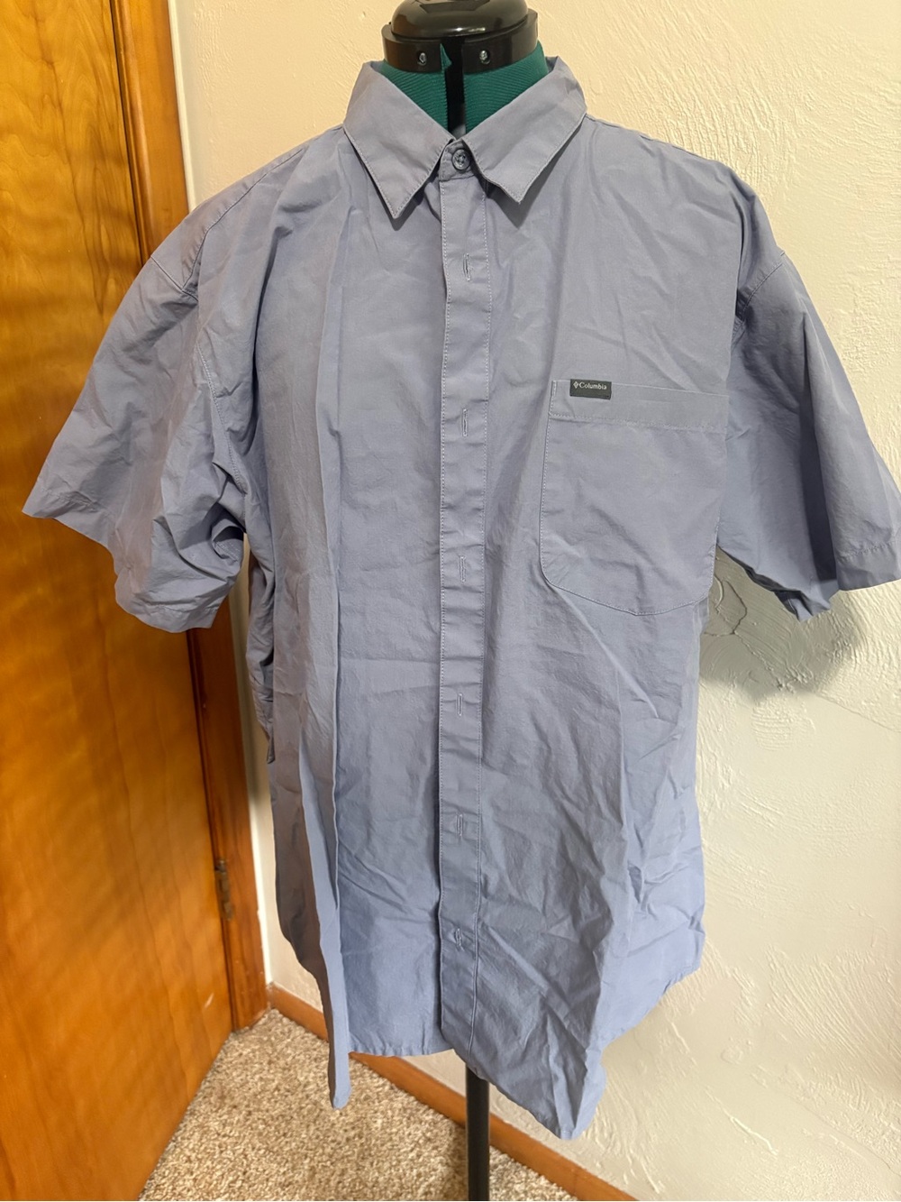 Columbia Men's Short-Sleeve Button-Up Shirt in Light Blue